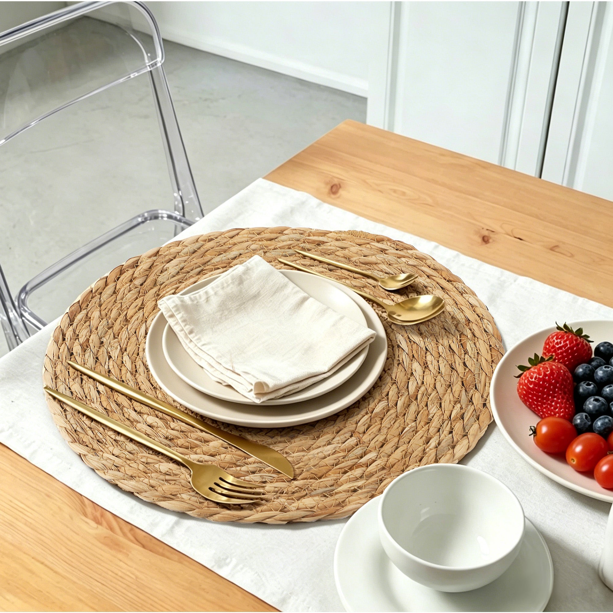 Solvya Round Woven Placemats 12 Inch Farmhouse Rustic Place Mats Natural Hand-Woven Water Hyacinth Table Mats for Home Wedding Dining Table Decor